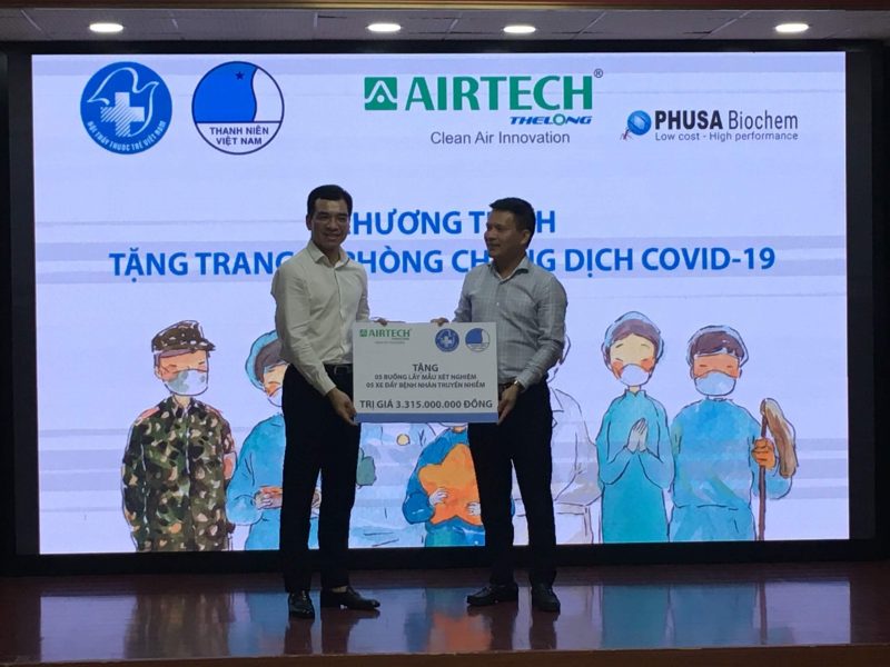 TGĐ Airtech Thế Long trao tặng cho đại diện Hội thầy thuốc trẻ Việt Nam